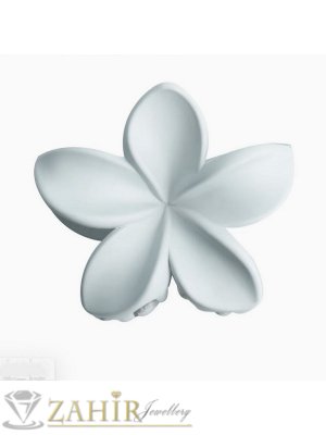 Хит модел щипка хавайско цвете в светлосив цвят, с размери 7 на 7 см, материал матов силикон - ST1231